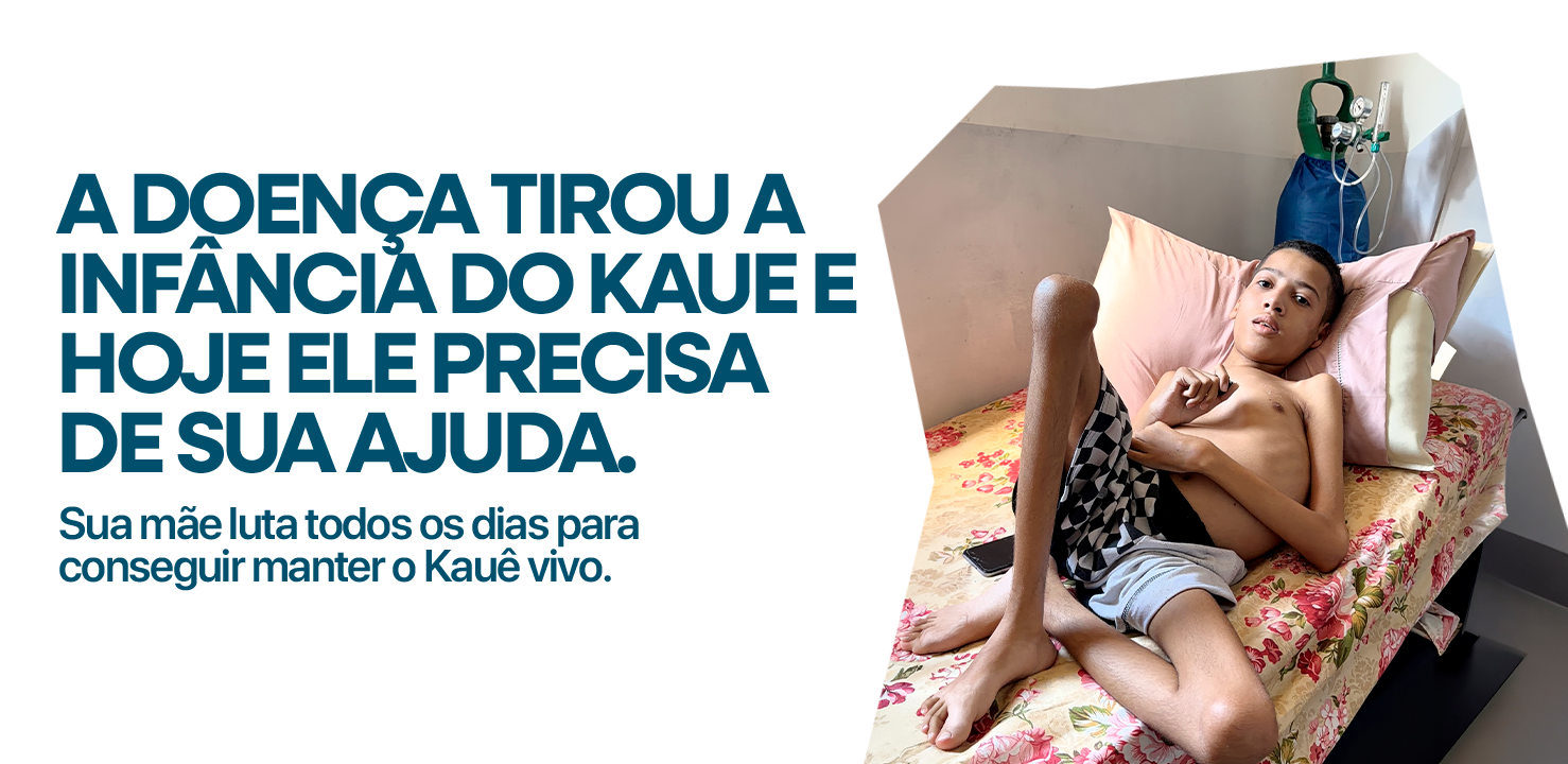 Kauê em casa, na cama, ao lado de um equipamento de suporte. O cartaz pede ajuda para ele.